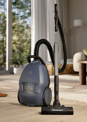 Sáčkový vysavač EB81U1DB řady 800, funkce Auto Mode upravující výkon podle povrchu, cena 8 999 Kč