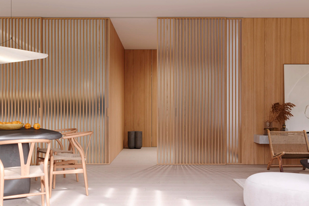 Posuvné dveře IDEALINE WOOD VERTICAL v posuvu do stropu PREMIUM           