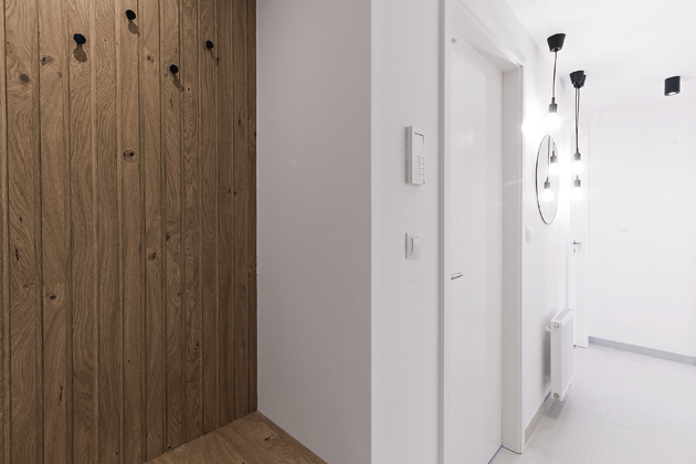 Prostorná chodba za vchodovými dveřmi nově příchozímu ihned napoví, v jakém duchu se nese celý interiér