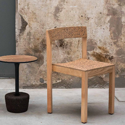 Stohovatelná korková židle Alice a stolek s korkovou podnoží Flora, cena na dotaz