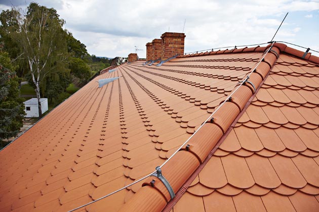 Klasická pálená taška Bobrovka, hladká krytina, kterou lze poskládat na šupinové či korunové krytí, www.wienerberger.cz 