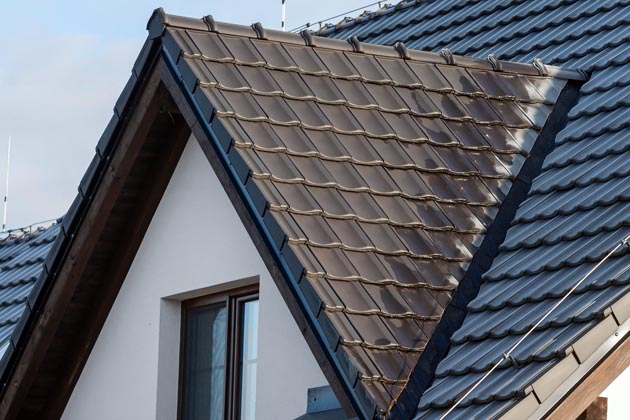 Drážková pálená taška Contiton 12 s hlubokým dvojitým drážkováním v odstínu glazura Amadeus černá, www.wienerberger.cz 