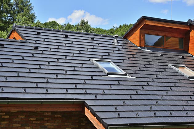 Betonová střešní taška Tegalit STAR s rovným profilem v ebenově černé barvě