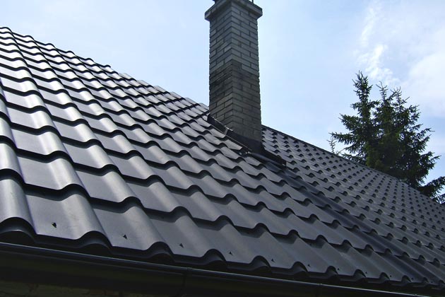 Ocelová střešní krytina Grande s charakteristickým mohutným obloukem připomínajícím románskou tašku