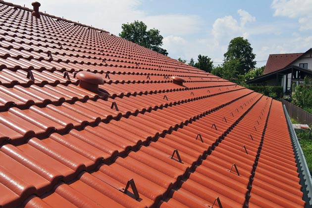 Střešní krytina z betonových tašek Beta s originálními prvky pro odvětrávání a zamezení pádu sněhu ze střechy, www.kmbeta.cz