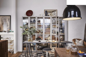 Prosklená knihovna Billy/Oxberg (IKEA), cena v rozměru 160 × 30 × 202 cm 6 380 Kč, www.ikea.cz