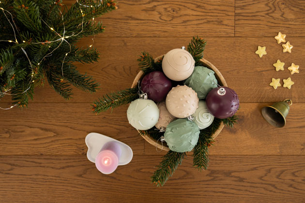 Vánoce v trendy barvách: jak na proměnu starých ozdob