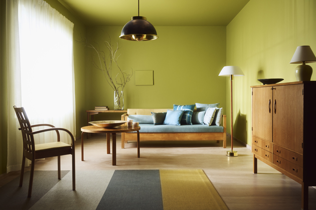 Če&scaron;i se barev neboj&iacute;, na stěn&aacute;ch ale st&aacute;le hraje prim b&iacute;l&aacute;. Klid a harmonie v&iacute;těz&iacute; nad extravaganc&iacute; 