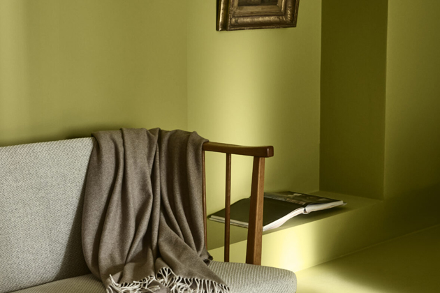 Če&scaron;i se barev neboj&iacute;, na stěn&aacute;ch ale st&aacute;le hraje prim b&iacute;l&aacute;. Klid a harmonie v&iacute;těz&iacute; nad extravaganc&iacute; 