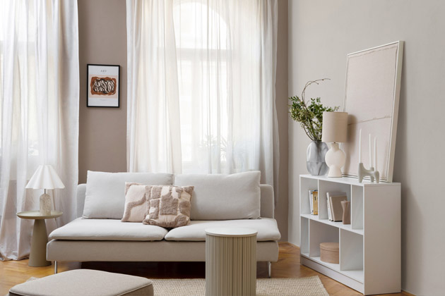 Če&scaron;i se barev neboj&iacute;, na stěn&aacute;ch ale st&aacute;le hraje prim b&iacute;l&aacute;. Klid a harmonie v&iacute;těz&iacute; nad extravaganc&iacute; 