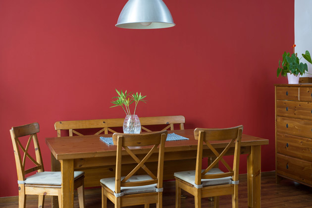 Češi se barev nebojí, na stěnách ale stále hraje prim bílá. Klid a harmonie vítězí nad extravagancí 