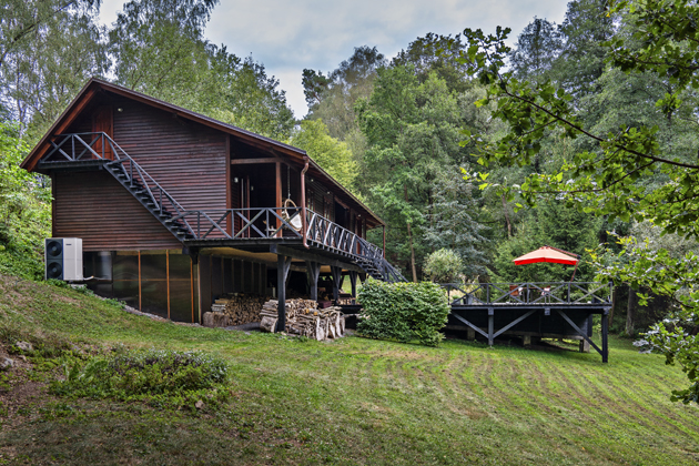 Schodiště lemující stavbu po straně vedlo dříve na neobydlenou půdu