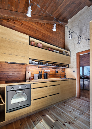 Kuchyň ve dvou protilehlých liniích v provedení světlý dub vyrobil truhlář na zakázku. Návrh vytvořila Kristina a truhlář pak vše doladil a doporučil černé prvky a otevřené police