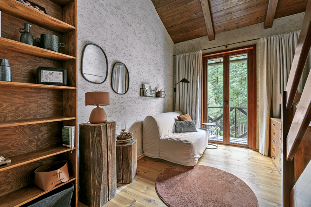 I pokoje pro přespávající návštěvy jsou zařízené v podobném přírodním duchu a nesou rukopis paní domu