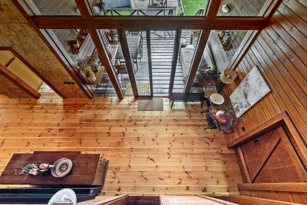 Prosklenými dveřmi se vchází na terasu s venkovním posezením. Okna se postarají o to, že z galerie dohlédnete až na zahradu