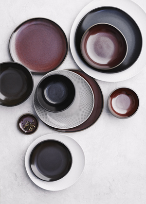 Talíře z kolekce Junto, glazovaná kamenina, různé rozměry, cena od 599 Kč 