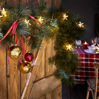 Světelný řetěz Starl Lights s deseti akrylovými hvězdami, celková délka 430 cm, cena 399 Kč