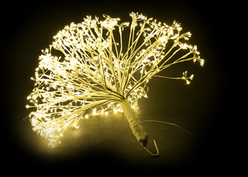 Paprsčitá LED koule připomínající zasněžený květ, k zavěšení, Ø 50 cm, cena 1 690 Kč