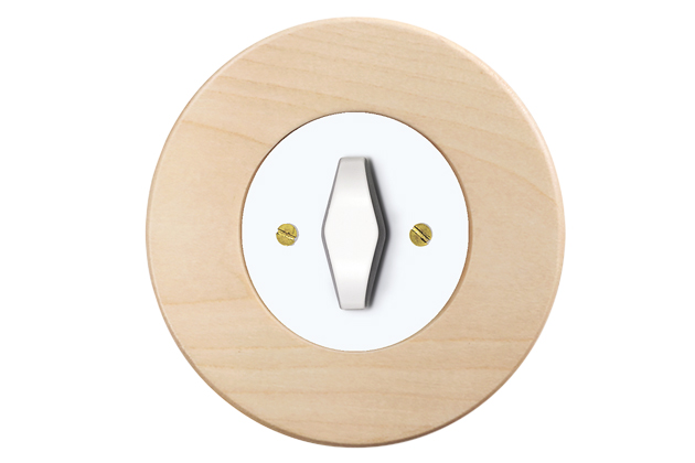 Vypínač s kličkou z designové řady Retro, dřevěný rám v odstínu javor, bílý ovladač, cena kompletu 1 136 Kč