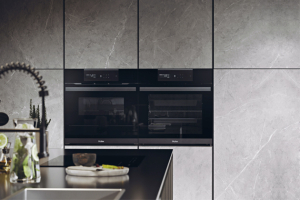 Trouba HWO60SM6S5BH, funkce páry, katalytické a hydrolytické čištění, pokročilé dálkové ovládání, technologie Climatech, cena 30 990 Kč