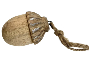 Udržitelné Vánoce: inspirace pro stylový vánoční interiér Vánoce často znamenají světýlka, úklid, nákupy dárků a dekorací — a nakonec přeplněné skříně s ozdobami, které nosíme jen jednou do roka. Ale co když by to letos mohlo být jinak? Co když by vaše svátky mohly být krásné, čisté a udržitelné — bez kompromisů na atmosféře a stylu? Přinášíme návod a inspiraci, jak i v obývacím pokoji vytvořit vánoční udržitelnou atmosféru, která vypadá skvěle, je přívětivá k přírodě — a co nejméně zbytečná.