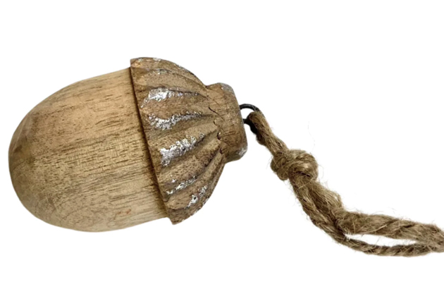 Udržitelné Vánoce: inspirace pro stylový vánoční interiér Vánoce často znamenají světýlka, úklid, nákupy dárků a dekorací — a nakonec přeplněné skříně s ozdobami, které nosíme jen jednou do roka. Ale co když by to letos mohlo být jinak? Co když by vaše svátky mohly být krásné, čisté a udržitelné — bez kompromisů na atmosféře a stylu? Přinášíme návod a inspiraci, jak i v obývacím pokoji vytvořit vánoční udržitelnou atmosféru, která vypadá skvěle, je přívětivá k přírodě — a co nejméně zbytečná.