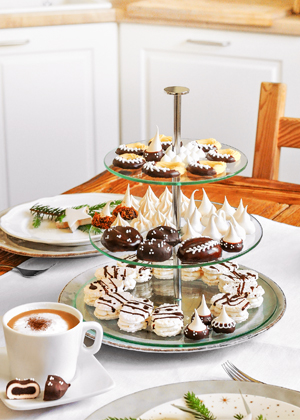 Tři skleněn&eacute; tal&iacute;ře m&aacute; etaž&eacute;r z kolekce Del&iacute;cia, cena 739 Kč