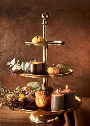 Etaž&eacute;r Banquet m&aacute; zlat&yacute; lesk a strukturovan&yacute; povrch, cena 3 490 Kč