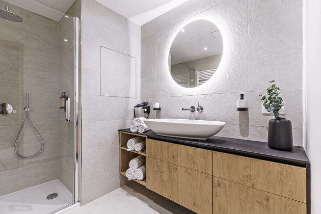 D&iacute;ky použit&iacute; dekoru dřeva nepůsob&iacute; ani koupelna chladn&yacute;m a&nbsp;neosobn&iacute;m dojmem