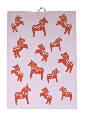 Bavlněn&aacute; utěrka Dalahorse se skandin&aacute;vsk&yacute;m motivem ze 100% bavlny, orientačn&iacute; cena 290 Kč