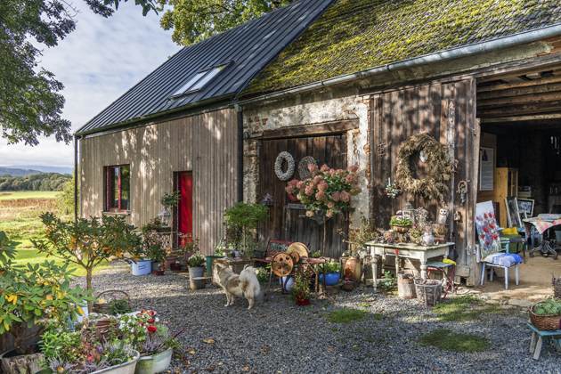 Dům s podlahou od barvy la s žaludy v k&aacute;vě