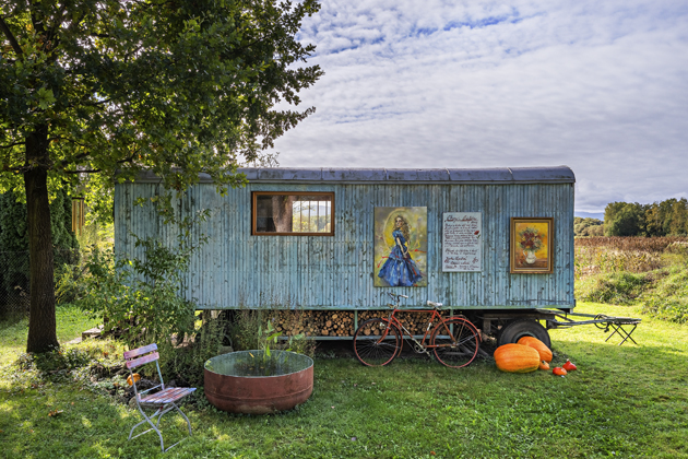 Dům s podlahou od barvy la s žaludy v k&aacute;vě