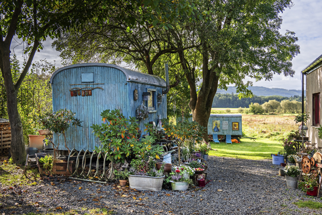 Dům s podlahou od barvy la s žaludy v k&aacute;vě