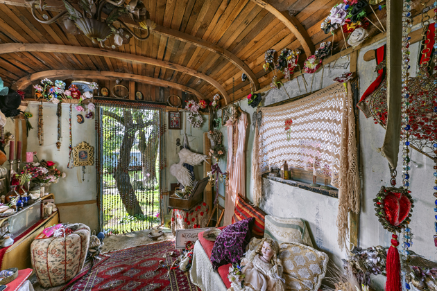 Dům s podlahou od barvy la s žaludy v k&aacute;vě