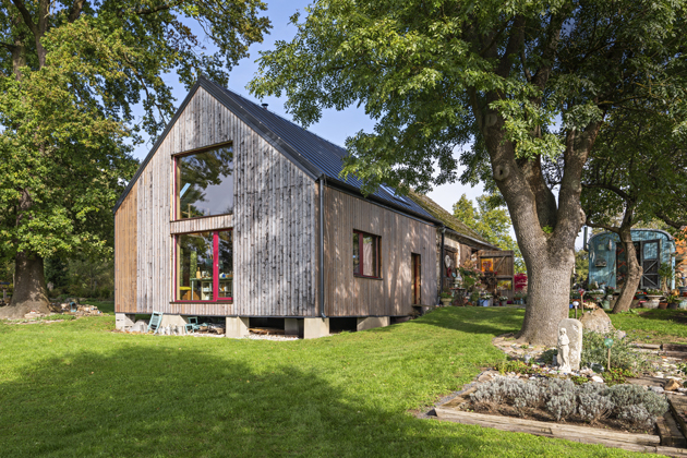 Dům s podlahou od barvy la s žaludy v k&aacute;vě