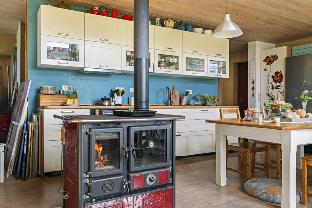 Dům s podlahou od barvy la s žaludy v k&aacute;vě