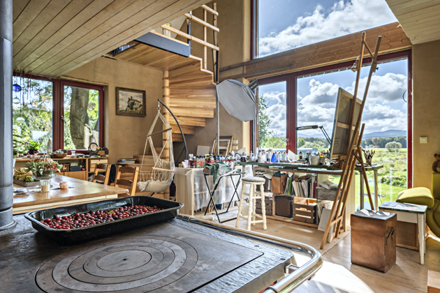 Dům s podlahou od barvy la s žaludy v kávě