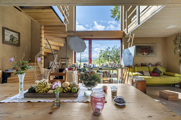 Dům s podlahou od barvy la s žaludy v k&aacute;vě