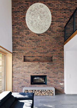 L&iacute;cov&eacute; cihly a ražen&eacute; obkladov&eacute; p&aacute;sky Kastanjebruin imituj&iacute;c&iacute; origin&aacute;ln&iacute; ručně vyr&aacute;běn&eacute; cihly