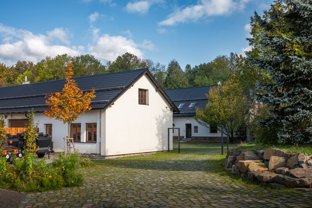 Historick&yacute; dům, kter&yacute; l&aacute;k&aacute; k&nbsp;odpočinku u krbu i v&nbsp;lesn&iacute; sauně