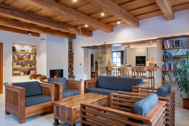 Historick&yacute; dům, kter&yacute; l&aacute;k&aacute; k&nbsp;odpočinku u krbu i v&nbsp;lesn&iacute; sauně