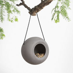 Ptač&iacute; krm&iacute;tko Lisa z mrazuvzdorn&eacute; keramiky dobře poslouž&iacute; pro sem&iacute;nkovou směs, lojov&eacute; peletky a klidně i lojovou kouli, cena 309 Kč
