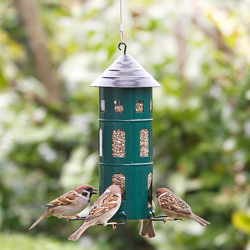 Z&aacute;věsn&eacute; ptač&iacute; krm&iacute;tko bylo vyvinuto ve spolupr&aacute;ci s ornitology a m&aacute; vyj&iacute;matelnou vložku z recyklovan&eacute;ho plastu, cena 799 Kč