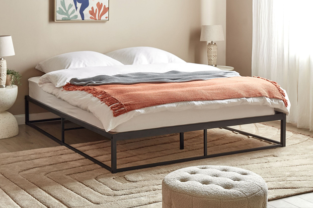 Čern&aacute; kovov&aacute; postel s&nbsp;ro&scaron;tem Viry, 180 &times; 200&thinsp;cm, cena 4&nbsp;209&thinsp;Kč