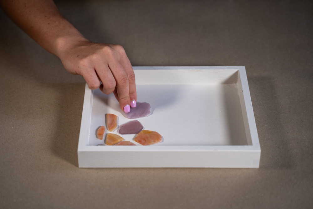 Co budete potřebovat? Na v&yacute;robu budete potřebovat libovoln&yacute; dřevěn&yacute; podnos, skleněn&eacute; mozaikov&eacute; střepy nebo kam&iacute;nky (k dost&aacute;n&iacute; v obchodech s v&yacute;tvarn&yacute;mi potřebami), lepidlo na mozaiku, jemnou brusnou houbu, ploch&yacute; &scaron;tětec (vel. 1,5&ldquo;), tenk&yacute; v&yacute;tvarn&yacute; &scaron;tětec, ochrann&eacute; rukavice a vodou ředitelnou barvu Balakryl UNI satin.  N&Aacute;&Scaron; TIP: Kryc&iacute; n&aacute;těr Balakryl UNI satin je určen k venkovn&iacute;m i vnitřn&iacute;m n&aacute;těrům dřeva a dal&scaron;&iacute;ch materi&aacute;lů. Snadno se rozt&iacute;r&aacute;, v&yacute;borně kryje a rychle schne. Povrchům dod&aacute; kr&aacute;sně hladk&yacute; sat&eacute;nov&yacute; vzhled a chr&aacute;n&iacute; je před povětrnostn&iacute;mi vlivy. Nav&iacute;c m&aacute; atest pro styk s potravinami a na dětsk&eacute; hračky. Do v&yacute;roby se tak může zapojit cel&aacute; rodina. Začněte nov&yacute;m odst&iacute;nem Dřevěn&yacute; podnos nejdř&iacute;ve jemně zbruste a pot&eacute; omeťte od prachu. Povrch mus&iacute; b&yacute;t tak&eacute; zbaven v&scaron;ech nečistot, mastnoty a př&iacute;padn&yacute;ch star&yacute;ch nepřilnav&yacute;ch n&aacute;těrů. Kryc&iacute; barvu před použit&iacute;m důkladně prom&iacute;chejte. Nan&aacute;&scaron;ejte ji ploch&yacute;m &scaron;tětcem ve 2 vrstv&aacute;ch s odstupem alespoň 2 hodiny.  Mozaika jako uměleck&eacute; d&iacute;lo Pak přich&aacute;z&iacute; na řadu sestaven&iacute; mozaiky. Skleněn&eacute; střepy doporučujeme na podnos nejdř&iacute;ve cvičně vyskl&aacute;dat tak, aby zab&iacute;raly celou plochu a nikde nezůstala velk&aacute; mezera. Nezapomeňte si tak&eacute; rozvrhnout barevn&eacute; kombinace, př&iacute;padně motiv. Jakmile budete s v&yacute;sledkem spokojeni, zafixujte postupně v&scaron;echny střepy pomoc&iacute; tenk&eacute;ho &scaron;tětečku a lepidla.  N&Aacute;&Scaron; TIP: Po zaschnut&iacute; lze na mozaiku nan&eacute;st je&scaron;tě tenkou vrstvu sp&aacute;rovac&iacute; hmoty &ndash; ta vypln&iacute; mezery a povrch sjednot&iacute;. Pokud v&aacute;m ale vyhovuje hrub&scaron;&iacute;, rustik&aacute;lněj&scaron;&iacute; vzhled, tento krok můžete vynechat. Na stůl nebo na zeď? Je v&aacute;m l&iacute;to na takov&yacute; pěkn&yacute; podnos serv&iacute;rovat? Pověste ho na stěnu jako obraz! Vlastnoručně vyroben&aacute; barevn&aacute; mozaika zaručeně rozvesel&iacute; va&scaron;i pracovnu, j&iacute;delnu nebo třeba dětsk&yacute; pokoj.