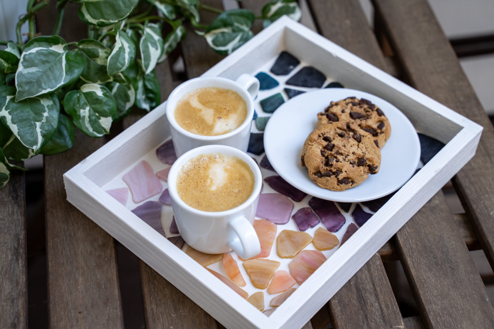 Co budete potřebovat? Na v&yacute;robu budete potřebovat libovoln&yacute; dřevěn&yacute; podnos, skleněn&eacute; mozaikov&eacute; střepy nebo kam&iacute;nky (k dost&aacute;n&iacute; v obchodech s v&yacute;tvarn&yacute;mi potřebami), lepidlo na mozaiku, jemnou brusnou houbu, ploch&yacute; &scaron;tětec (vel. 1,5&ldquo;), tenk&yacute; v&yacute;tvarn&yacute; &scaron;tětec, ochrann&eacute; rukavice a vodou ředitelnou barvu Balakryl UNI satin.  N&Aacute;&Scaron; TIP: Kryc&iacute; n&aacute;těr Balakryl UNI satin je určen k venkovn&iacute;m i vnitřn&iacute;m n&aacute;těrům dřeva a dal&scaron;&iacute;ch materi&aacute;lů. Snadno se rozt&iacute;r&aacute;, v&yacute;borně kryje a rychle schne. Povrchům dod&aacute; kr&aacute;sně hladk&yacute; sat&eacute;nov&yacute; vzhled a chr&aacute;n&iacute; je před povětrnostn&iacute;mi vlivy. Nav&iacute;c m&aacute; atest pro styk s potravinami a na dětsk&eacute; hračky. Do v&yacute;roby se tak může zapojit cel&aacute; rodina. Začněte nov&yacute;m odst&iacute;nem Dřevěn&yacute; podnos nejdř&iacute;ve jemně zbruste a pot&eacute; omeťte od prachu. Povrch mus&iacute; b&yacute;t tak&eacute; zbaven v&scaron;ech nečistot, mastnoty a př&iacute;padn&yacute;ch star&yacute;ch nepřilnav&yacute;ch n&aacute;těrů. Kryc&iacute; barvu před použit&iacute;m důkladně prom&iacute;chejte. Nan&aacute;&scaron;ejte ji ploch&yacute;m &scaron;tětcem ve 2 vrstv&aacute;ch s odstupem alespoň 2 hodiny.  Mozaika jako uměleck&eacute; d&iacute;lo Pak přich&aacute;z&iacute; na řadu sestaven&iacute; mozaiky. Skleněn&eacute; střepy doporučujeme na podnos nejdř&iacute;ve cvičně vyskl&aacute;dat tak, aby zab&iacute;raly celou plochu a nikde nezůstala velk&aacute; mezera. Nezapomeňte si tak&eacute; rozvrhnout barevn&eacute; kombinace, př&iacute;padně motiv. Jakmile budete s v&yacute;sledkem spokojeni, zafixujte postupně v&scaron;echny střepy pomoc&iacute; tenk&eacute;ho &scaron;tětečku a lepidla.  N&Aacute;&Scaron; TIP: Po zaschnut&iacute; lze na mozaiku nan&eacute;st je&scaron;tě tenkou vrstvu sp&aacute;rovac&iacute; hmoty &ndash; ta vypln&iacute; mezery a povrch sjednot&iacute;. Pokud v&aacute;m ale vyhovuje hrub&scaron;&iacute;, rustik&aacute;lněj&scaron;&iacute; vzhled, tento krok můžete vynechat. Na stůl nebo na zeď? Je v&aacute;m l&iacute;to na takov&yacute; pěkn&yacute; podnos serv&iacute;rovat? Pověste ho na stěnu jako obraz! Vlastnoručně vyroben&aacute; barevn&aacute; mozaika zaručeně rozvesel&iacute; va&scaron;i pracovnu, j&iacute;delnu nebo třeba dětsk&yacute; pokoj.