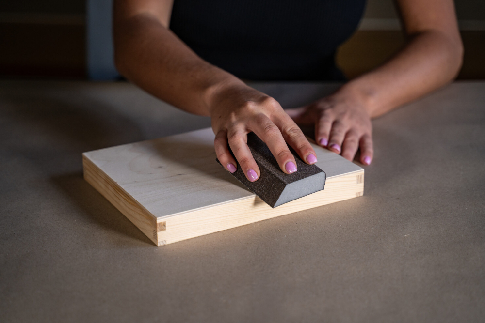 Co budete potřebovat? Na v&yacute;robu budete potřebovat libovoln&yacute; dřevěn&yacute; podnos, skleněn&eacute; mozaikov&eacute; střepy nebo kam&iacute;nky (k dost&aacute;n&iacute; v obchodech s v&yacute;tvarn&yacute;mi potřebami), lepidlo na mozaiku, jemnou brusnou houbu, ploch&yacute; &scaron;tětec (vel. 1,5&ldquo;), tenk&yacute; v&yacute;tvarn&yacute; &scaron;tětec, ochrann&eacute; rukavice a vodou ředitelnou barvu Balakryl UNI satin.  N&Aacute;&Scaron; TIP: Kryc&iacute; n&aacute;těr Balakryl UNI satin je určen k venkovn&iacute;m i vnitřn&iacute;m n&aacute;těrům dřeva a dal&scaron;&iacute;ch materi&aacute;lů. Snadno se rozt&iacute;r&aacute;, v&yacute;borně kryje a rychle schne. Povrchům dod&aacute; kr&aacute;sně hladk&yacute; sat&eacute;nov&yacute; vzhled a chr&aacute;n&iacute; je před povětrnostn&iacute;mi vlivy. Nav&iacute;c m&aacute; atest pro styk s potravinami a na dětsk&eacute; hračky. Do v&yacute;roby se tak může zapojit cel&aacute; rodina. Začněte nov&yacute;m odst&iacute;nem Dřevěn&yacute; podnos nejdř&iacute;ve jemně zbruste a pot&eacute; omeťte od prachu. Povrch mus&iacute; b&yacute;t tak&eacute; zbaven v&scaron;ech nečistot, mastnoty a př&iacute;padn&yacute;ch star&yacute;ch nepřilnav&yacute;ch n&aacute;těrů. Kryc&iacute; barvu před použit&iacute;m důkladně prom&iacute;chejte. Nan&aacute;&scaron;ejte ji ploch&yacute;m &scaron;tětcem ve 2 vrstv&aacute;ch s odstupem alespoň 2 hodiny.  Mozaika jako uměleck&eacute; d&iacute;lo Pak přich&aacute;z&iacute; na řadu sestaven&iacute; mozaiky. Skleněn&eacute; střepy doporučujeme na podnos nejdř&iacute;ve cvičně vyskl&aacute;dat tak, aby zab&iacute;raly celou plochu a nikde nezůstala velk&aacute; mezera. Nezapomeňte si tak&eacute; rozvrhnout barevn&eacute; kombinace, př&iacute;padně motiv. Jakmile budete s v&yacute;sledkem spokojeni, zafixujte postupně v&scaron;echny střepy pomoc&iacute; tenk&eacute;ho &scaron;tětečku a lepidla.  N&Aacute;&Scaron; TIP: Po zaschnut&iacute; lze na mozaiku nan&eacute;st je&scaron;tě tenkou vrstvu sp&aacute;rovac&iacute; hmoty &ndash; ta vypln&iacute; mezery a povrch sjednot&iacute;. Pokud v&aacute;m ale vyhovuje hrub&scaron;&iacute;, rustik&aacute;lněj&scaron;&iacute; vzhled, tento krok můžete vynechat. Na stůl nebo na zeď? Je v&aacute;m l&iacute;to na takov&yacute; pěkn&yacute; podnos serv&iacute;rovat? Pověste ho na stěnu jako obraz! Vlastnoručně vyroben&aacute; barevn&aacute; mozaika zaručeně rozvesel&iacute; va&scaron;i pracovnu, j&iacute;delnu nebo třeba dětsk&yacute; pokoj.