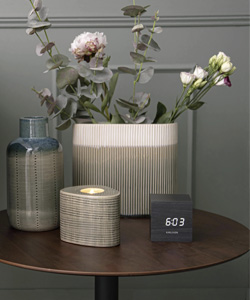 LED bud&iacute;k s USB portem Cube, ukazuje čas, datum a teplotu a funguje tak&eacute; jako bud&iacute;k, dřevěn&aacute; d&yacute;ha, 8 &times; 8 &times; 8 cm,  cena 1 149 Kč