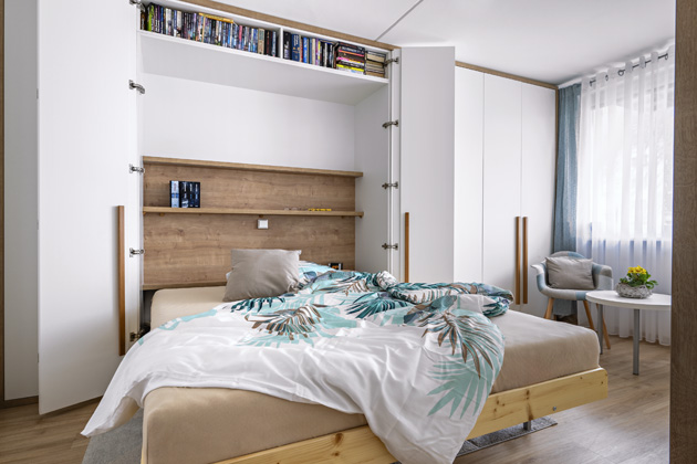 N&aacute;bytek do&nbsp;ložnice a&nbsp;pracovny vyr&aacute;běl na&nbsp;zak&aacute;zku m&iacute;stn&iacute; truhl&aacute;ř Jiř&iacute; Gallas z&nbsp;Pavlovic u&nbsp;Přerova. Spolu s&nbsp;design&eacute;rkou vymyslel vykl&aacute;pěc&iacute; syst&eacute;m tak, aby hladce fungoval a&nbsp;cena byla co nejniž&scaron;&iacute;