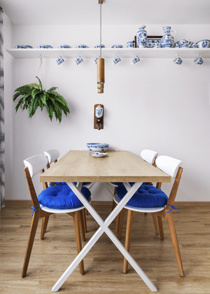 Stejnou stylově jednotnou linku drž&iacute; i&nbsp;j&iacute;deln&iacute; kout, jenž je ned&iacute;lnou souč&aacute;st&iacute; kuchyně